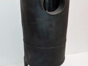mérete: magassága: 64,5 cm, átmérője: 29 cm, láb magassága: 18, 8 cm leltári száma: 2009.2.3.